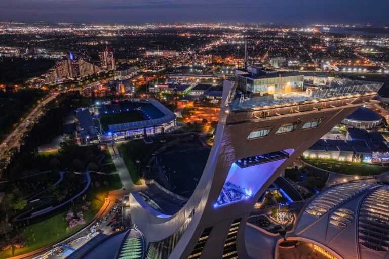 Picture of the Tower of Montreal at night